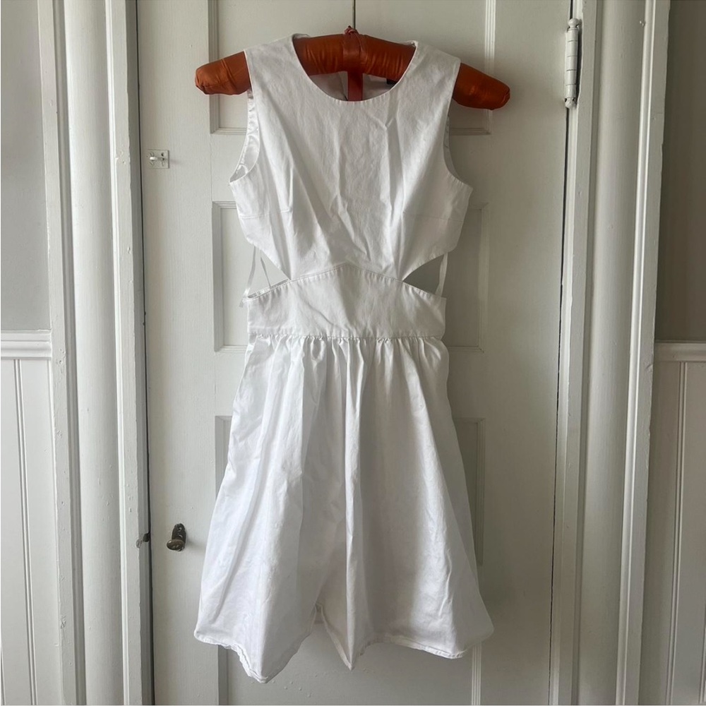 perfect condition French Connection white dress 
waist- 23-25in
size- 2